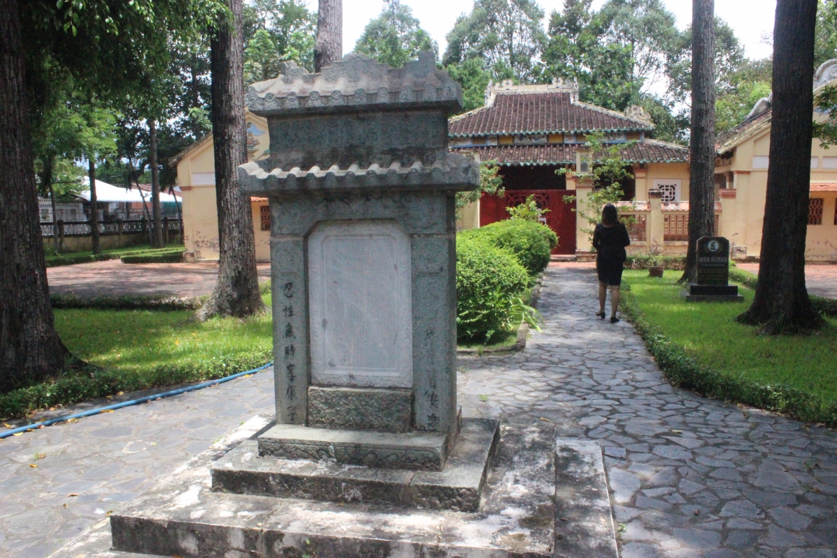  Bia đá thứ ba dựng năm 1931, ghi lời bà Trương Thị Loan hiến đất và ký thác việc thờ cúng cha ruột và cha chồng tại Văn Xương Các.
