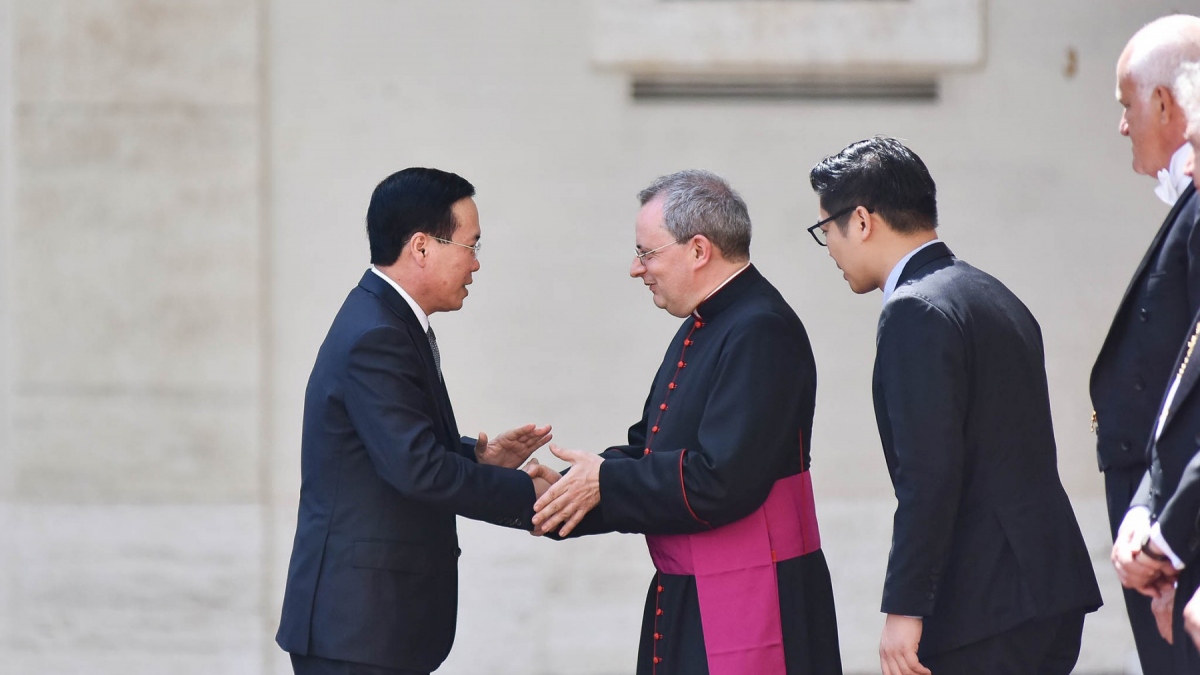 Tại sân San Damaso, Chánh Văn phòng Quản gia của Giáo hoàng đón Chủ tịch nước và Phu nhân.