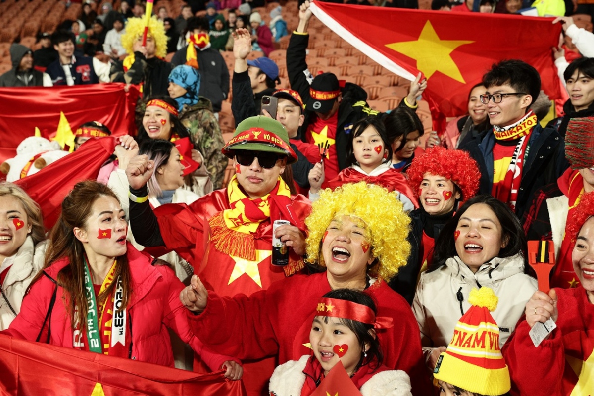A group of fans in Waikato Stadium in Hamilton in New Zealand give enthusiastic support for the team led by coach Mai Duc Chung during their match against Portugal on July 27.