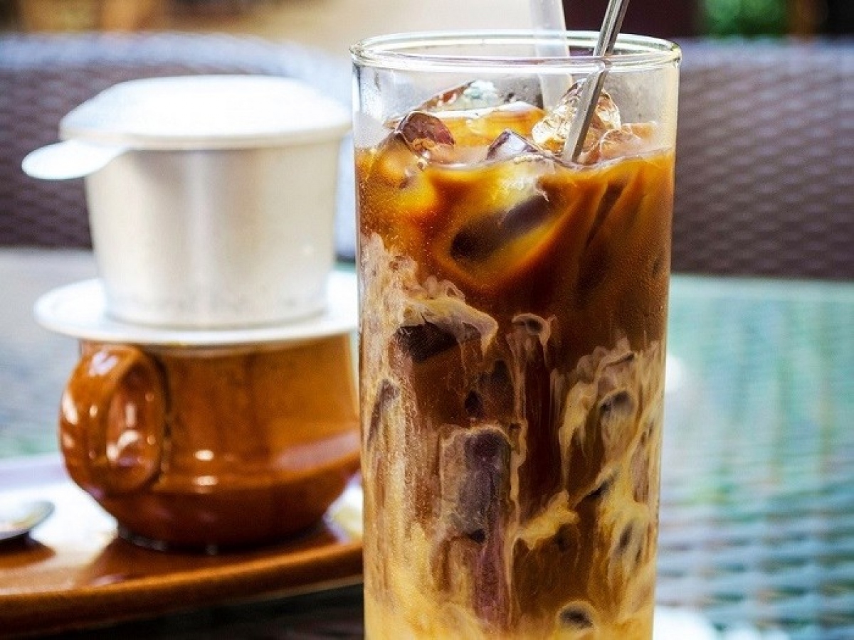 Cà phê sữa dá (Vietnamese iced coffee) is the addition of condensed milk to coffee. This sweet and creamy component adds a luscious texture and a touch of indulgence to the drink. As the coffee is poured into a glass of ice, the condensed milk then melds with the rich brew to create a harmonious blend of bitter and sweet notes.