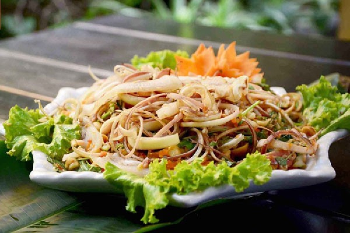 Nộm hoa chuối (banana blossom salad) is a salad that brings together tender layers of banana flower with a tangy dressing, resulting in a symphony of flavours for the eater to enjoy. As the salad is assembled, the banana flower takes centre stage and is then surrounded by an array of fresh produce, including bean sprouts, green papaya, carrots, and coriander, as wel as infusing the dish with refreshing aromas.