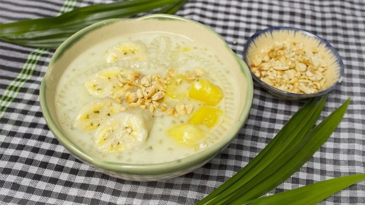 Chè chuối (tapioca coconut pudding with banana) is a blend of ripe bananas, chewy tapioca pearls, rich coconut milk, and a touch of aromatic pandan leaves. It’s a warm dish that is perfect to enjoy on a breezy day in Hanoi.