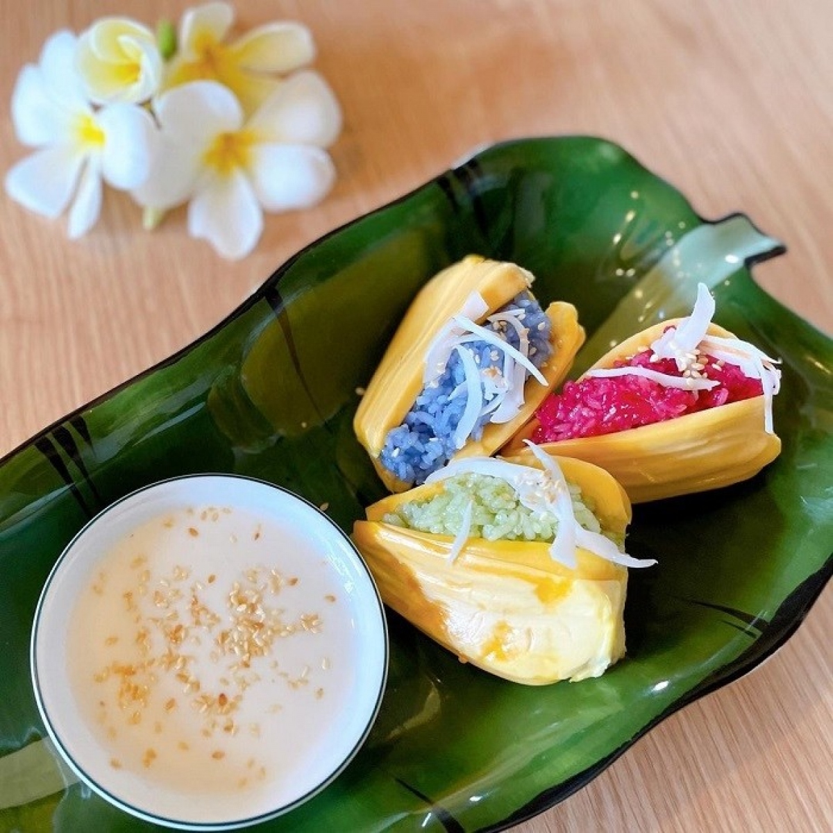 Xoi (sticky rice) is a staple enjoyed throughout the country for breakfast, lunch, or as a snack. The main ingredient of this dish is glutinous rice which boasts a sticky and slightly chewy texture.