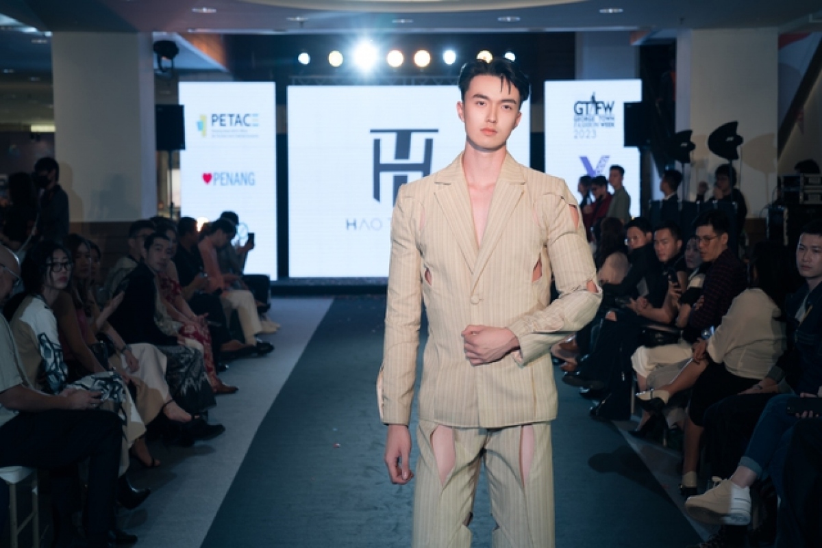 His pre-fall 2023 collection features the theme of “The Portrait Of Saigon”, which draws inspiration from the dynamism and the modernity of Ho Chi Minh City.