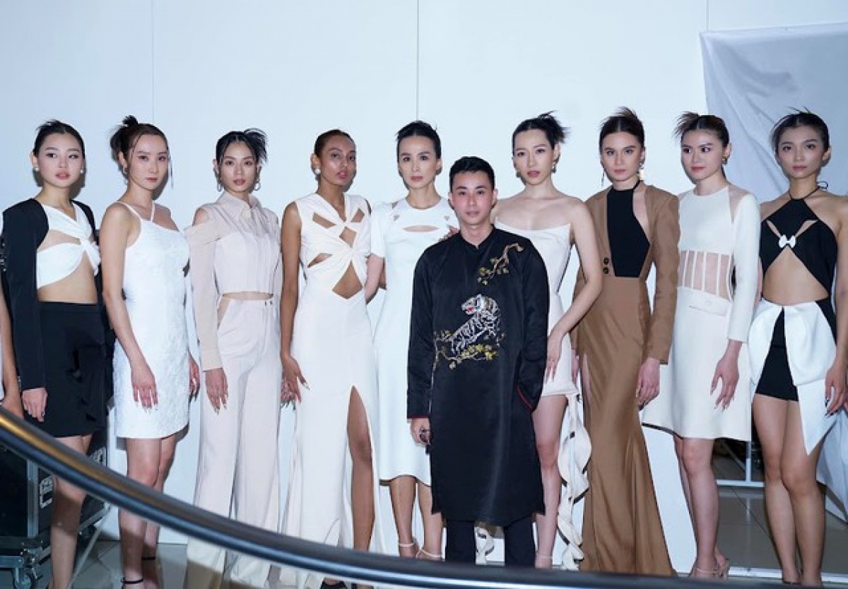 Designer Hao Truong, 26, is from Ca Mau province and began his career in 2015. During the Malaysian fashion event he also introduces his new designs for both men and women, with the designs boasting a strong and dynamic style.