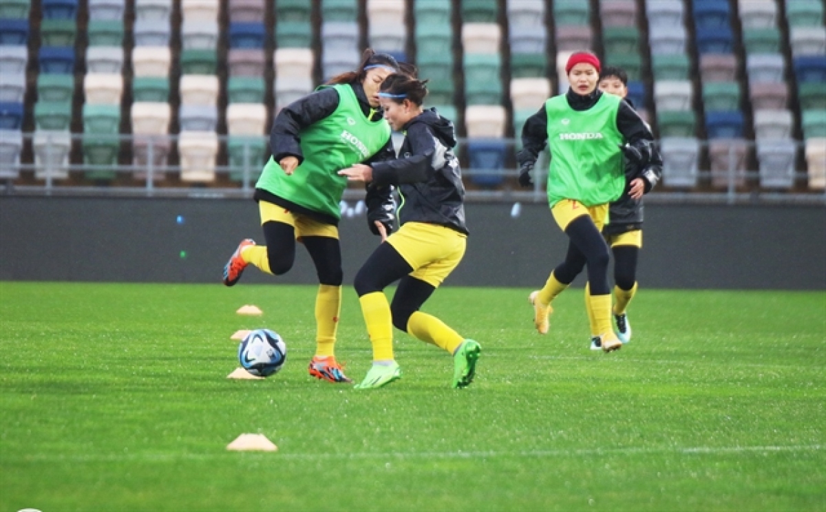 The Vietnamese women's team trains to prepare for the match with the US on July 22. (Photo: VFF)
