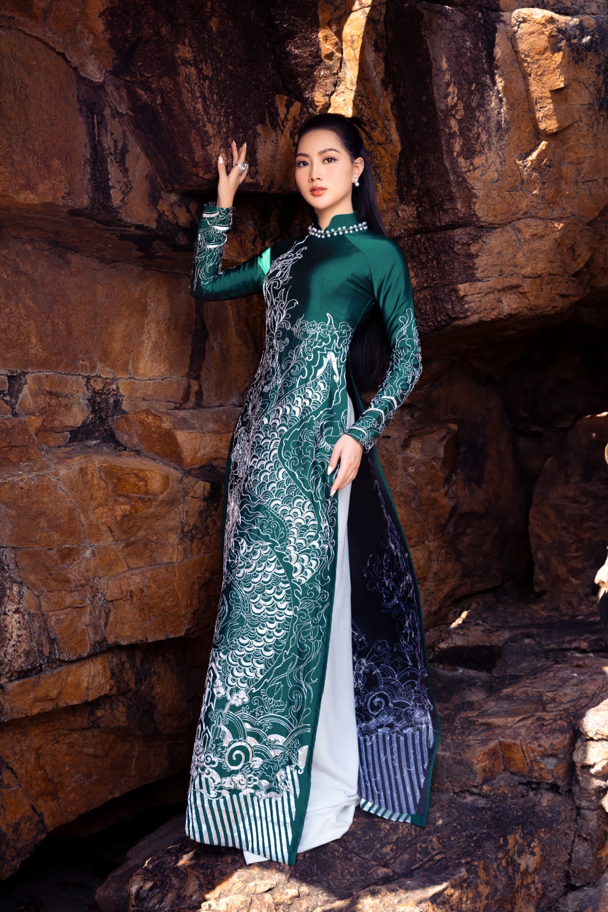 Mới đây, Ban tổ chức cuộc thi vừa tung bộ ảnh profile áo dài của các thí sinh, khoe những nhan sắc “nàng thơ” trong bộ trang phục áo dài đầy sắc màu.