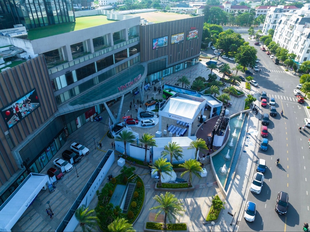 Toàn cảnh không gian triển lãm “VinFast - Vì tương lai xanh” tại Vincom Plaza Imperia.