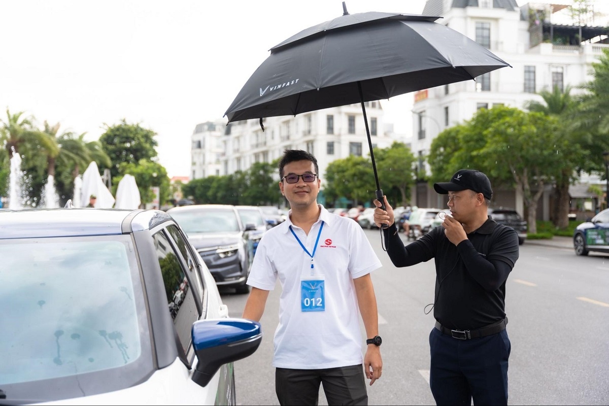 Nhiều khách hàng lái thử toàn bộ dải sản phẩm ô tô điện của VinFast.