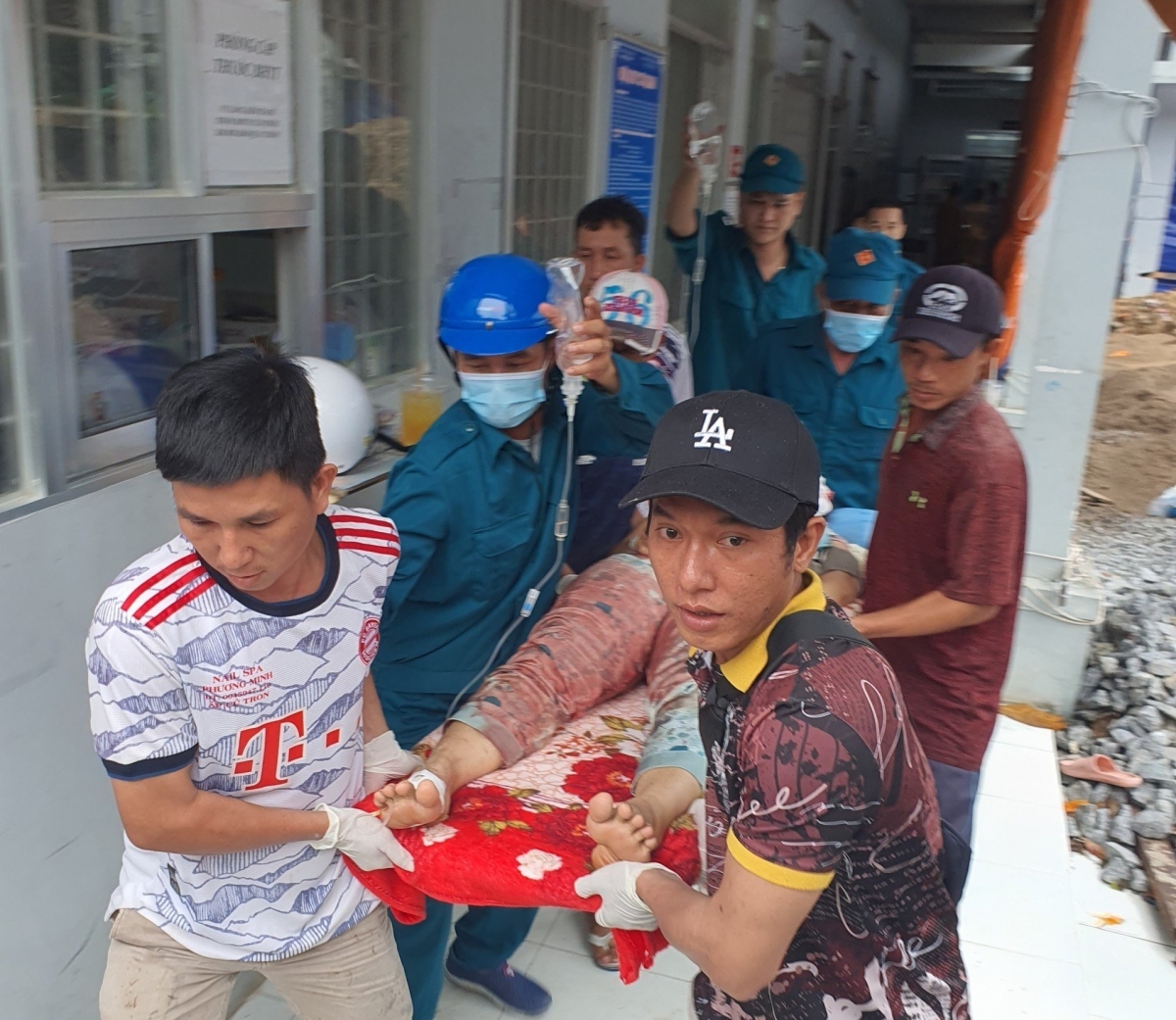 Nạn nhân bị thương được đưa vào đất liền cấp cứu