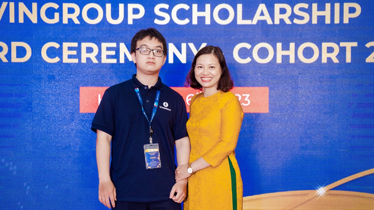 Vũ Trường Giang cùng mẹ tại Lễ trao Học bổng KHCN Vingroup 2023.