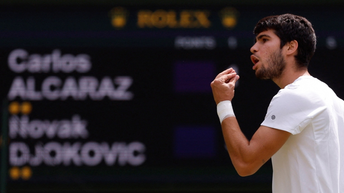 Sang set 3, Djokovic thể hiện rõ sự mệt mỏi khi bị Alcaraz tấn công. Tay vợt người Tây Ban Nha sử dụng nhiều pha bóng nặng khiến Nole vất vả chống đỡ. 