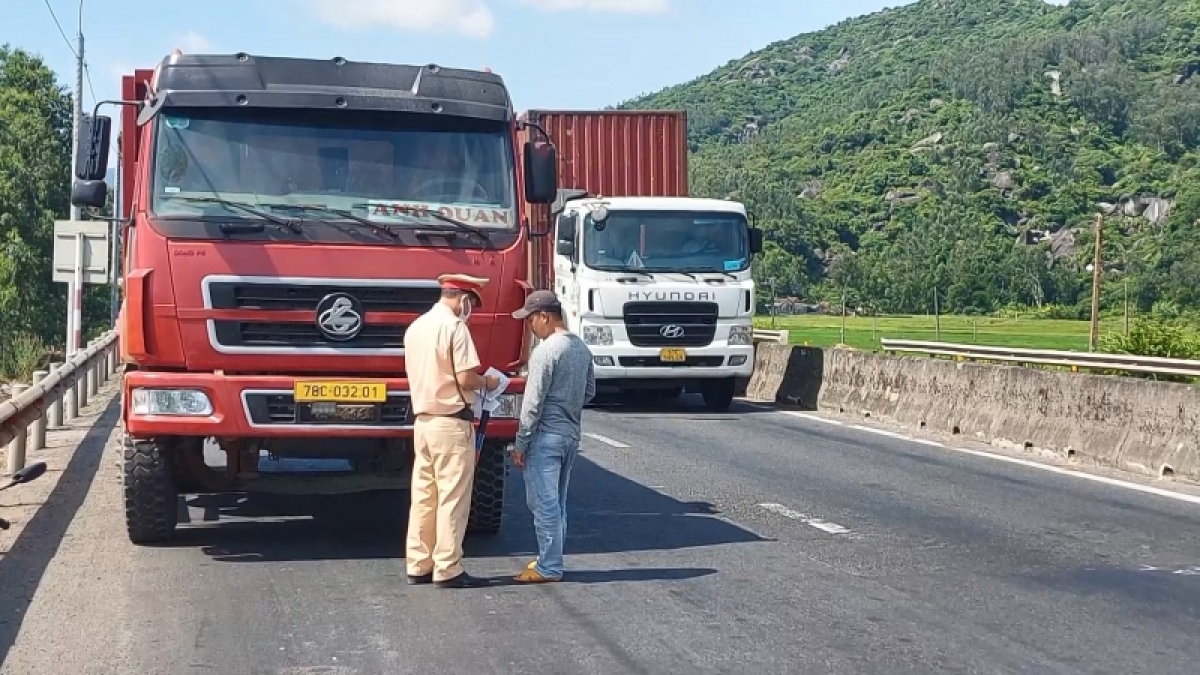 Tăng cường tuần tra kiểm soát xe tải chở vật liệu