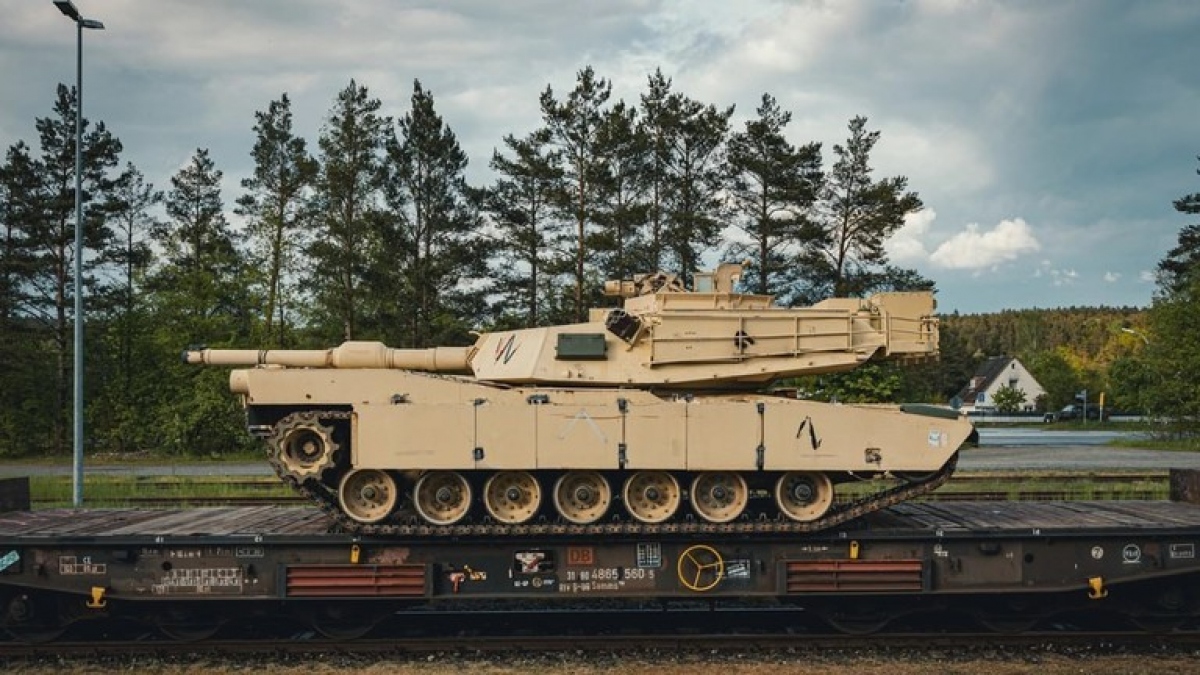 Xe tăng Abrams M1A1 Abrams được chuyển đến Grafenwoehr, Đức để huấn luyện binh sỹ Ukraine, ngày 14/5/2023. Ảnh: Lục quân Mỹ