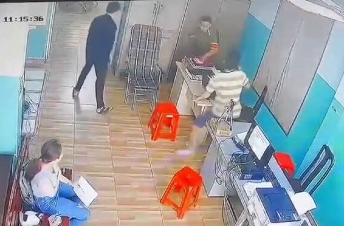 Đối tượng xông vào trụ sở công an Phường 15 tấn công một cán bộ (Ảnh: Cắt từ camera) 