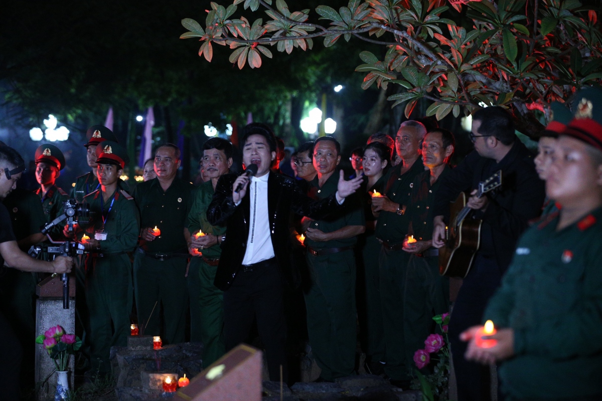 Các nghệ sĩ tham gia chương trình bao gồm: NSND Tạ Minh Tâm, NSƯT Hoài Bắc, NSƯT Phạm Phương Thảo, NSƯT Đăng Dương, NSƯT Việt Hoàn, Tùng Dương, Phạm Thu Hà, Trọng Tấn, Võ Hạ Trâm, Trương Quý Hải, Vương Long, Hữu Hiệp; các nghệ sĩ Nhà hát Ca Múa Nhạc Việt Nam, Dàn nhạc Dây sinh viên Học viện Âm nhạc quốc gia Việt Nam, Dàn nhạc Thiếu nhi Nhạc viện Hà Nội, Nhóm Thăng Long, Vũ đoàn Lavender cùng tập thể cựu chiến binh.