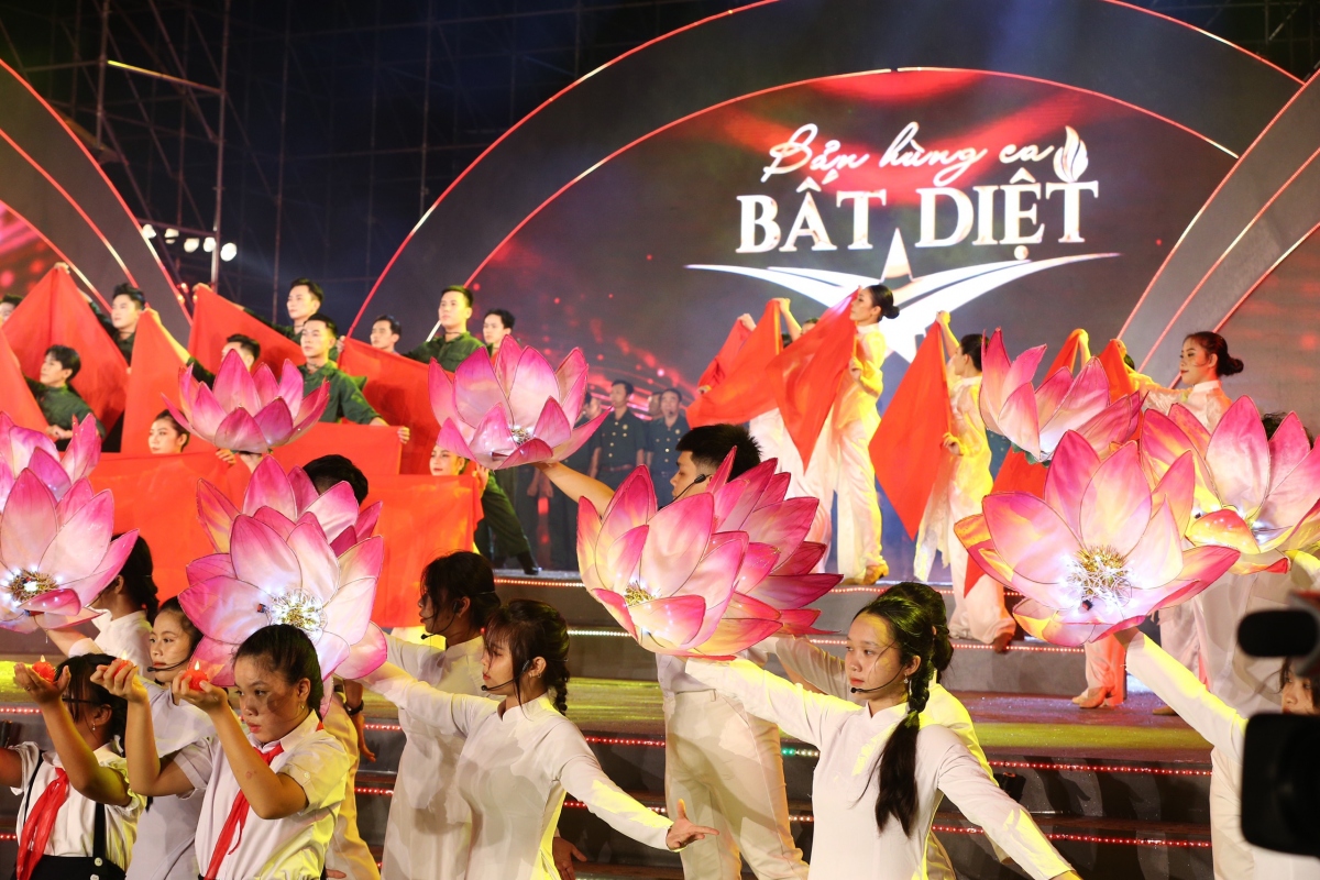 Khác với những năm trước, "Bản hùng ca bất diệt" năm 2023 là chương trình đầu tiên mà Bộ VHTTDL tổ chức cầu truyền hình trực tiếp tại hai điểm cầu linh thiêng của đất nước đó là nghĩa trang Hàng Dương (Côn Đảo, tỉnh Bà Rịa Vũng Tàu) và nghĩa trang liệt sĩ A1 (Điện Biên).
