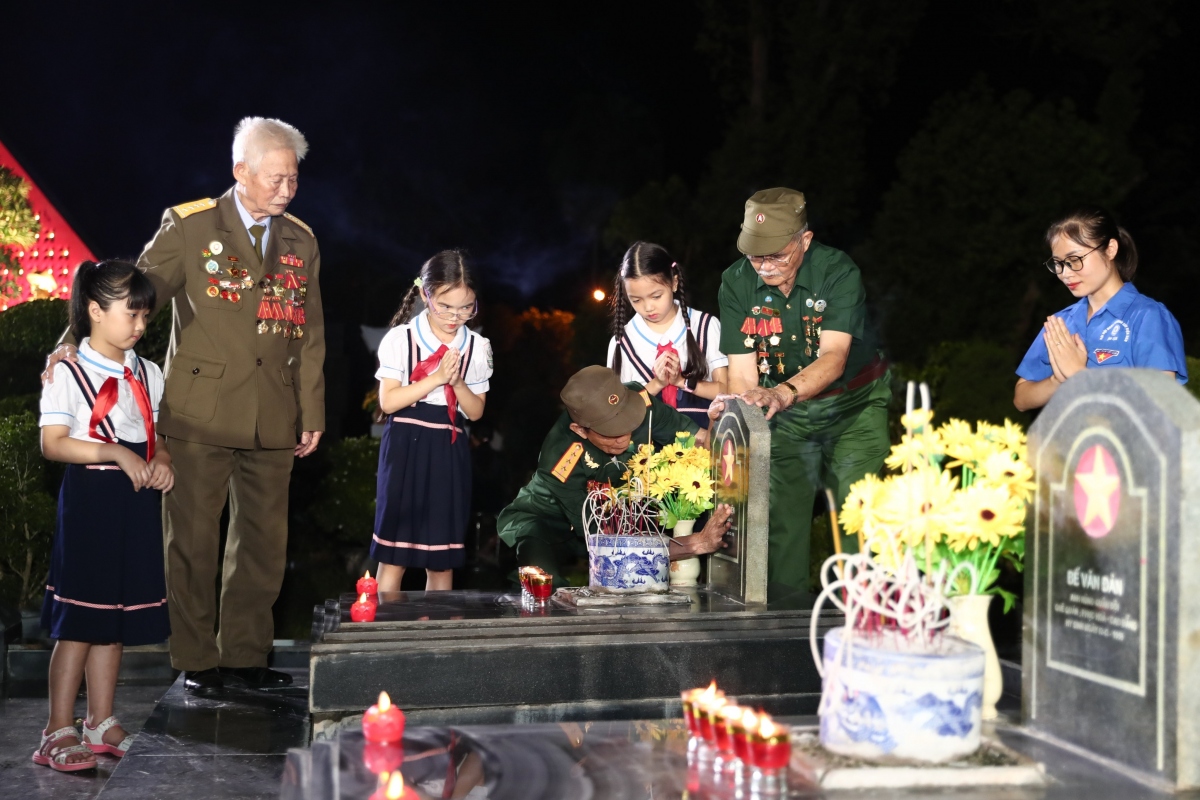 Nghệ sĩ biểu diễn tại chương trình cùng các cựu binh và các bạn đoàn viên thanh niên, học sinh hát bên mộ những liệt sĩ đã hy sinh vì độc lập, tự do của Tổ quốc