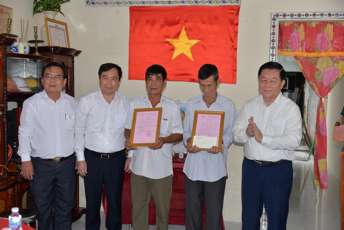 Ông Nguyễn Trọng Nghĩa, tặng nhà tình nghĩa cho 2 gia đình chính sách tại Thị xã Gò Công.