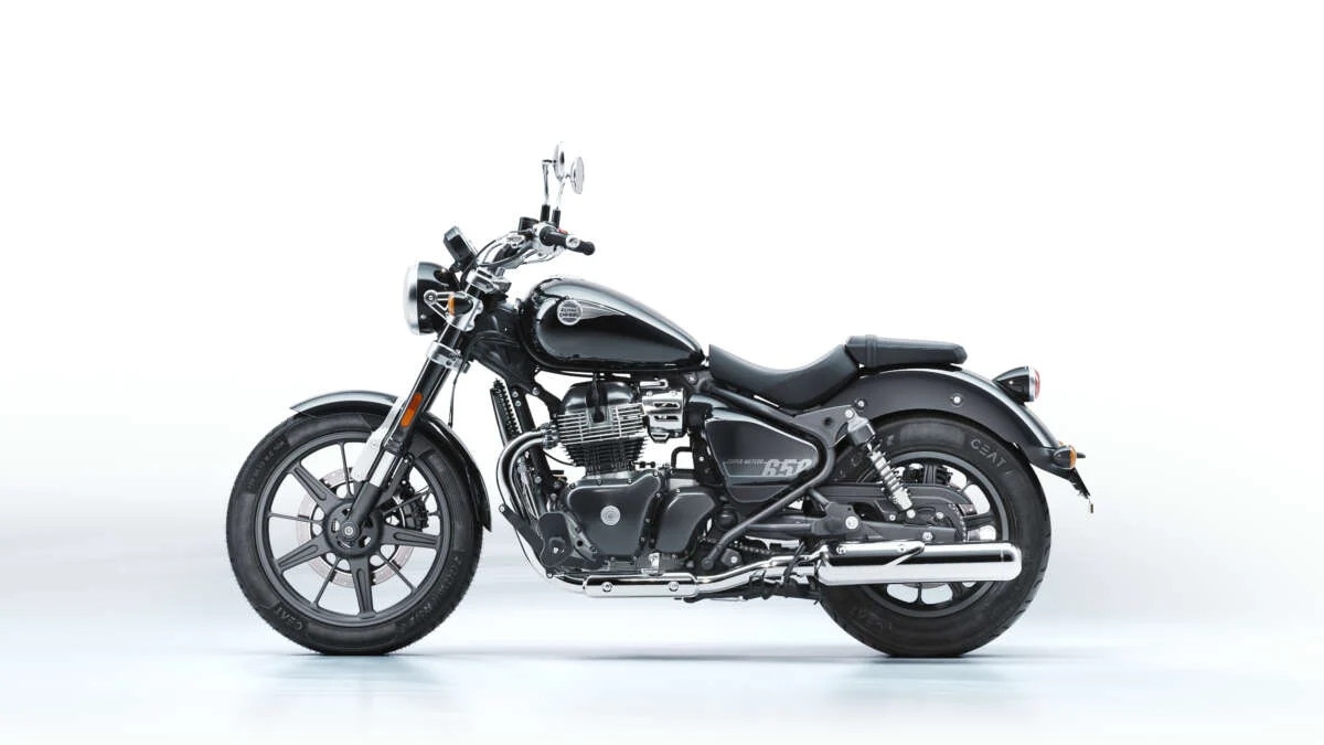 Super Meteor 650 có bánh trước 19 inch và bánh sau 16 inch ở phía sau, cả hai lần lượt được bọc bằng cao su 100/90 và 150/80