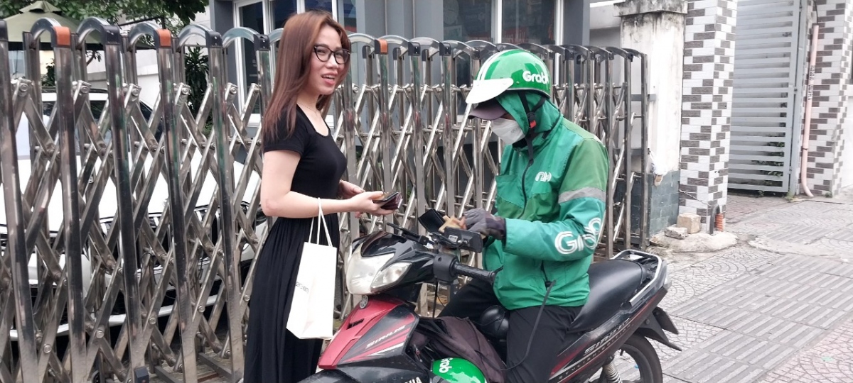Nhiều người tiêu dùng mua hàng qua mạng trả tiền mặt và không yêu cầu xuất hóa đơn nên cơ quan thuế khó xác định doanh thu của người bán hàng qua mạng (Ảnh: Lệ Hằng)