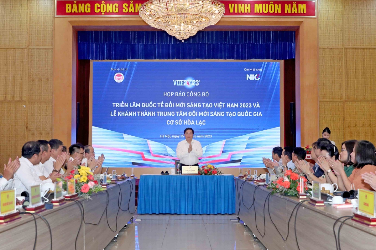 Thứ trưởng Bộ Kế hoạch và Đầu tư Trần Duy Đông phát biểu tại buổi Họp báo sáng nay (15/8) công bố Triển lãm quốc tế Đổi mới sáng tạo Việt Nam 2023 và Lễ Khánh thành Cơ sở của Trung tâm Đổi mới sáng tạo Quốc gia tại Khu Công nghệ cao Hòa Lạc.