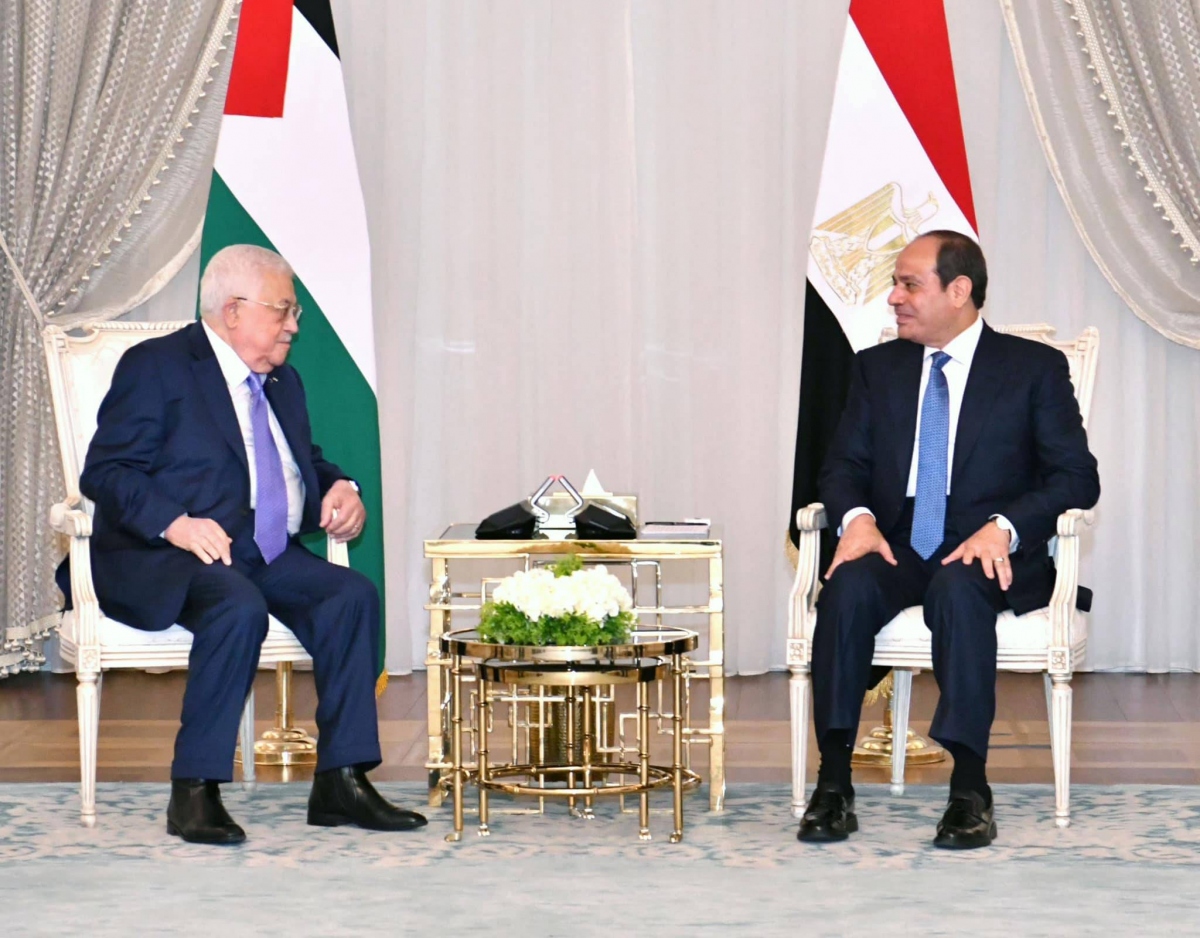Tổng thống Ai Cập Abdel Fattah El-Sisi (phải) và người đồng cấp Palestine Mahmoud Abbas.jpeg