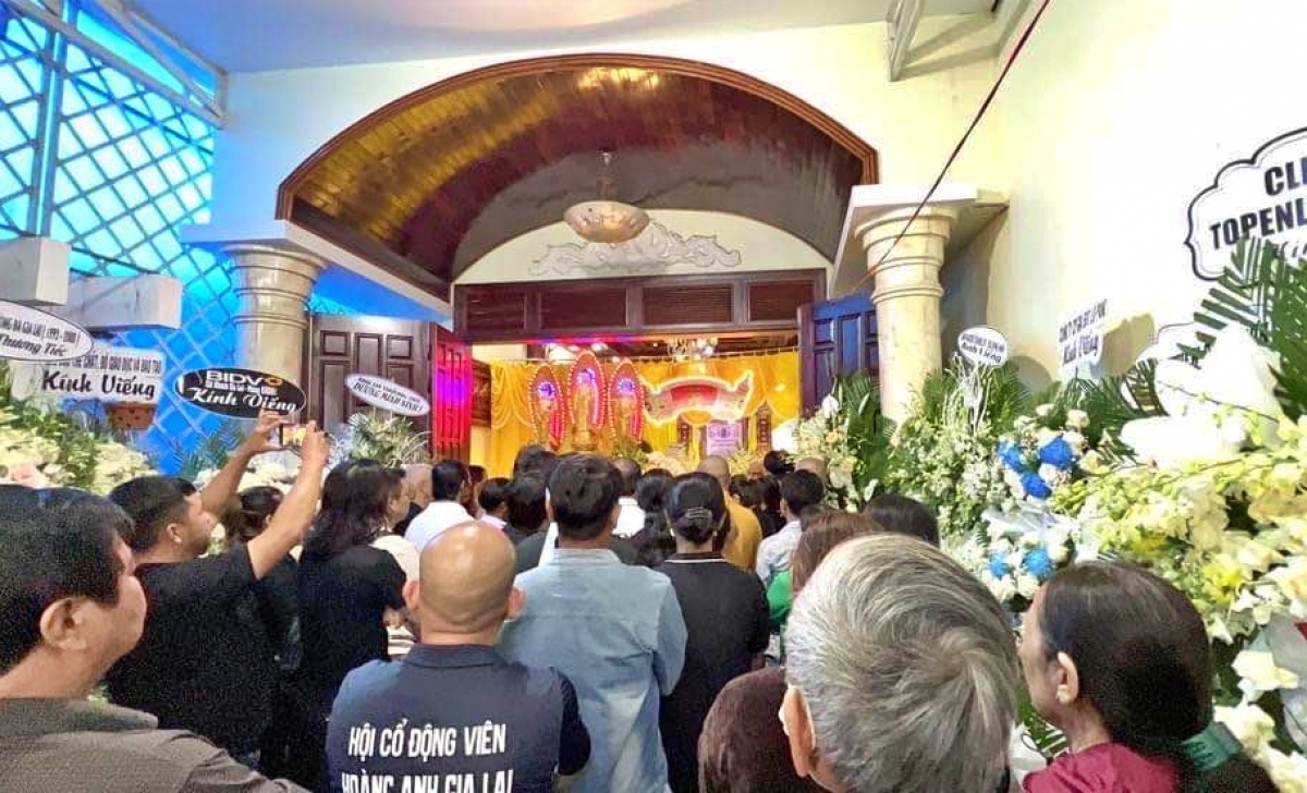 Sáng nay (16/8), đội bóng Hoàng Anh Gia Lai và gia đình trợ lý HLV Dương Minh Ninh tiễn đưa vị HLV này về nơi an nghỉ cuối cùng.