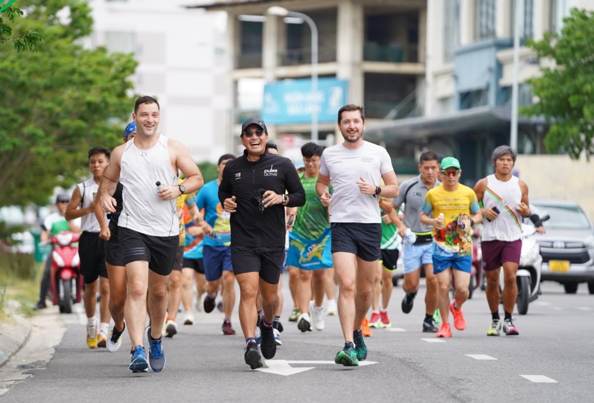 100 vận động viên chạy khởi động và giao lưu 5 km trước giờ chạy chính thức vào ngày mai (6/8)
