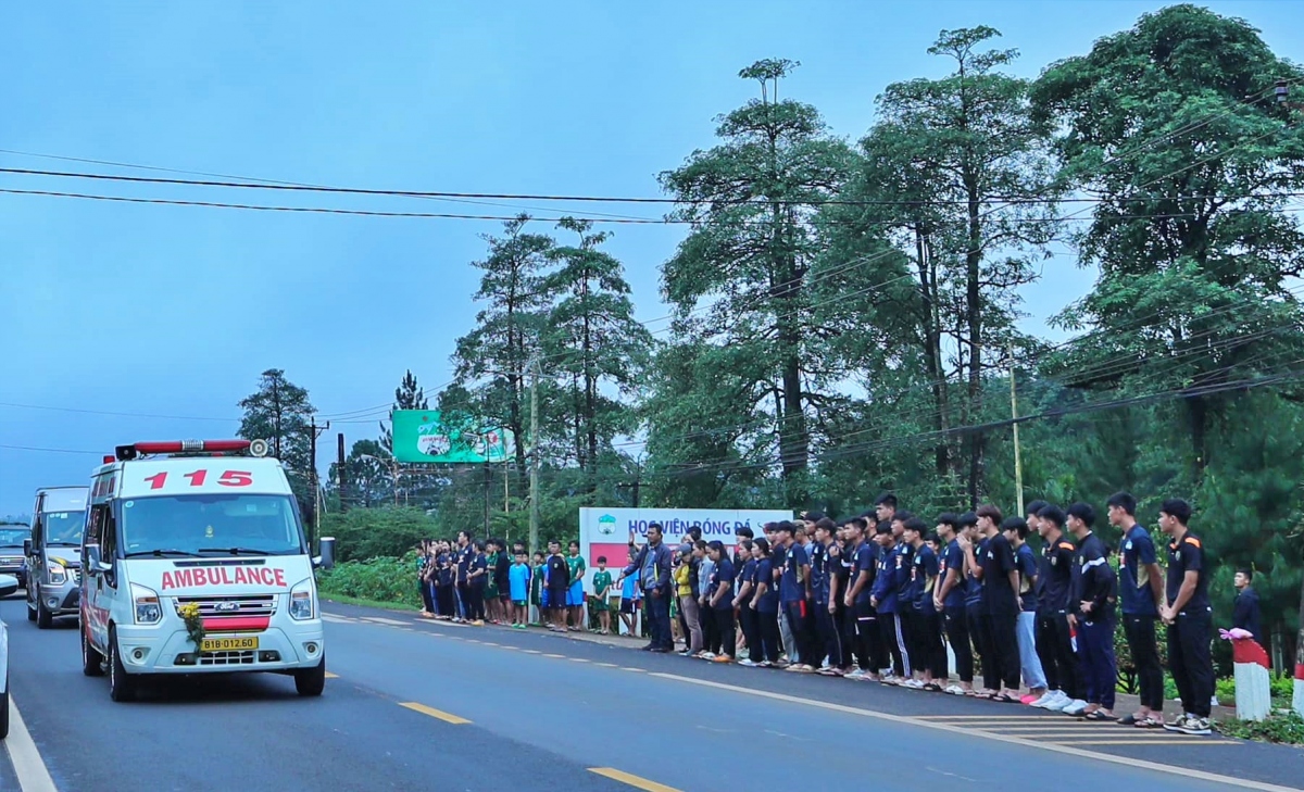 CLB HAGL có việc làm cực kỳ ý nghĩa, đó là đưa linh cữu của trợ lý HLV Dương Minh Ninh đi một vòng xung quanh những địa điểm quen thuộc, nơi mà ông đã gắn bó, cống hiến cho HAGL.