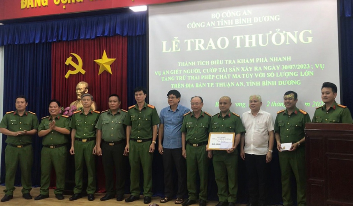 Công an tỉnh khen thưởng cho các đơn vị phá án nhanh vụ giết người.
