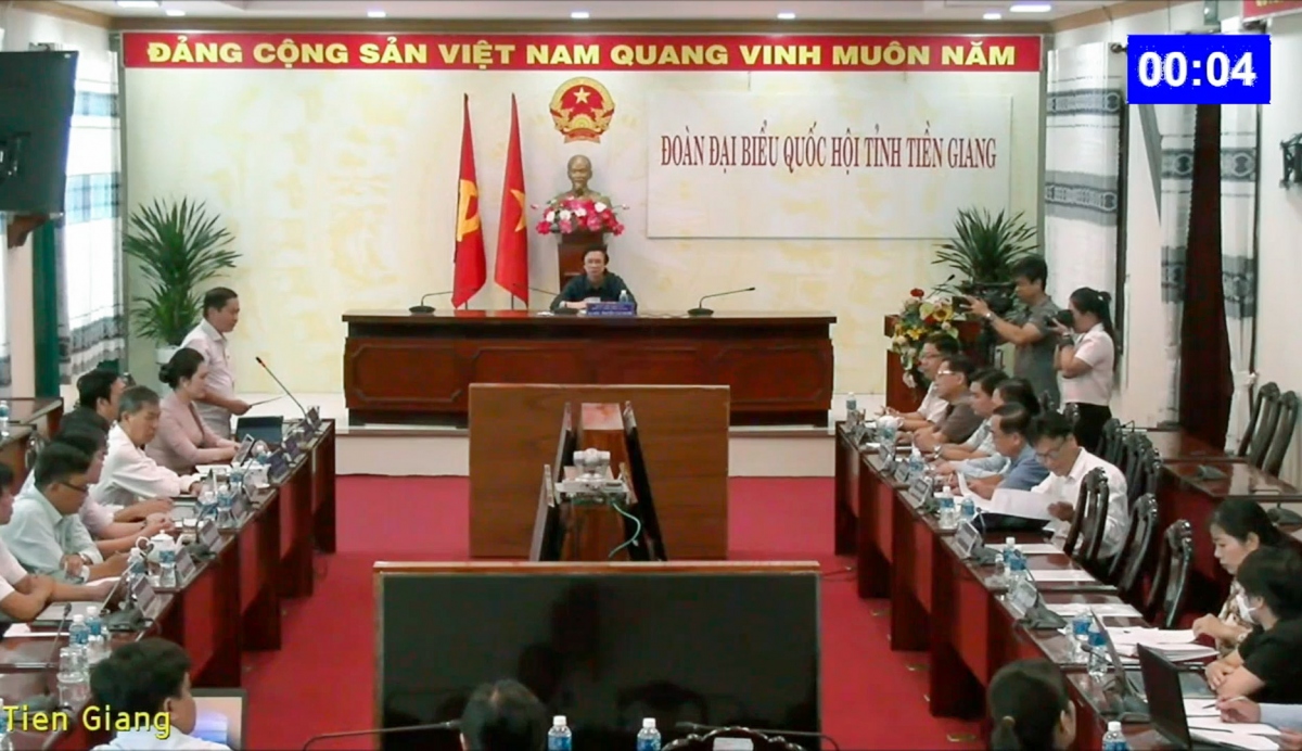 Đại biểu Tạ Minh Tâm đặt câu hỏi chất vấn từ đầu cầu Tiền Giang