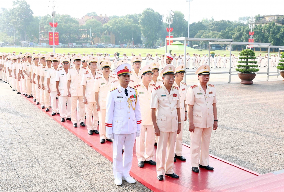 Đoàn Đại biểu Hội Cựu Công an nhân dân vào lăng viếng bác