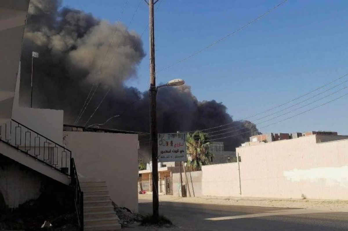 Khói đen bốc lên ở một số khu vực thuộc thủ đô Tripoli. Ảnh: Aljazeera