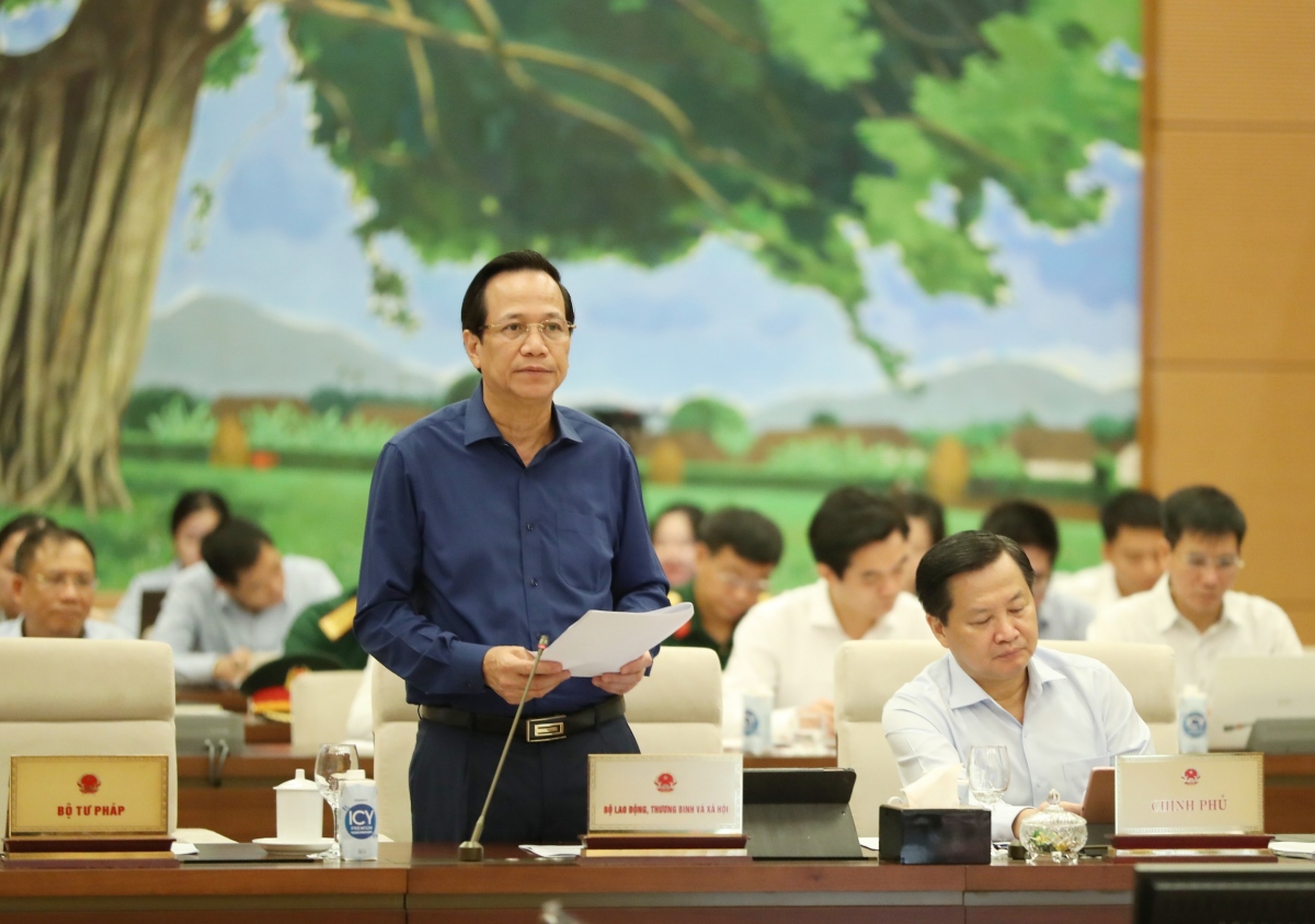 Bộ trưởng Đào Ngọc Dung trình bày báo cáo tại phiên họp Ủy ban Thường vụ Quốc hội