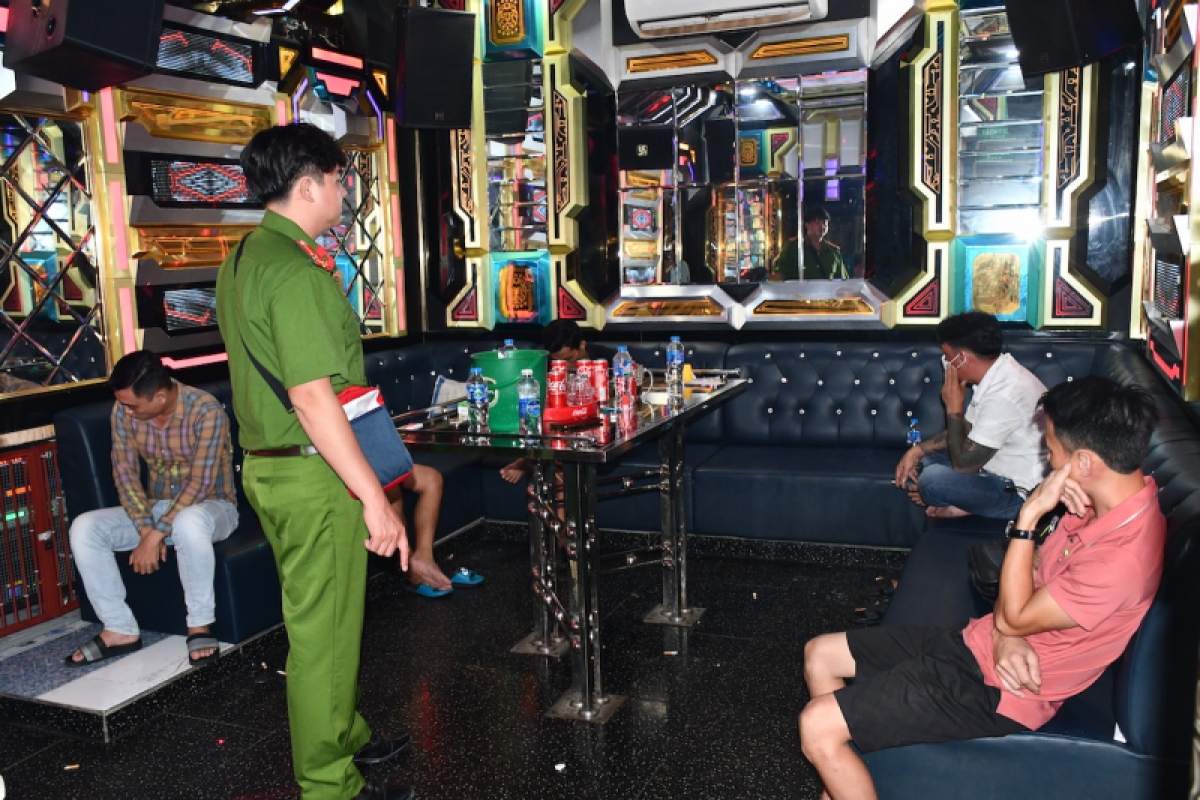 Bên trong 2 phòng hát có 19 đối tượng, qua kiểm tra phát hiện 17 trường hợp dương tính với ma túy.