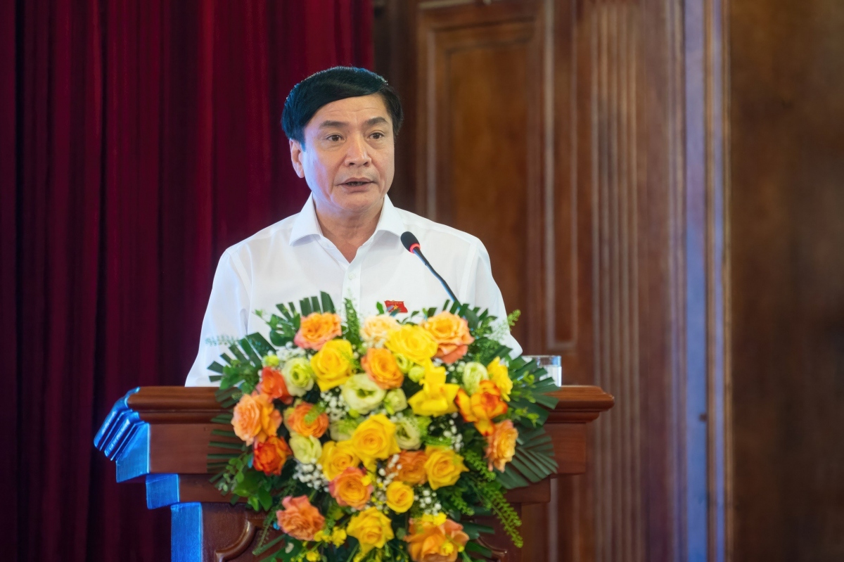 Tổng Thư ký Chủ nhiệm VPQH phát biểu tại phiên họp.