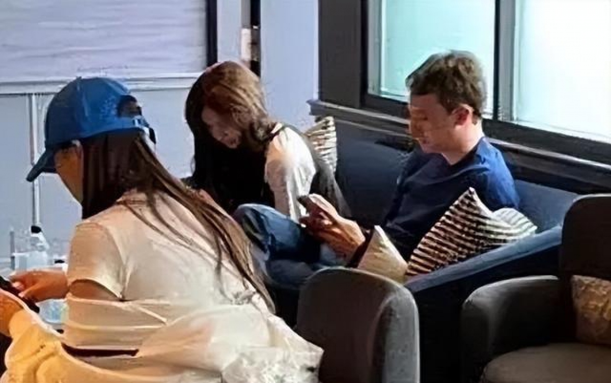 Chuyện tình giữa Lisa - nữ idol hàng đầu Hàn Quốc và Frederick - con trai thứ 3 của tỷ phú giàu thứ 2 thế giới được lan truyền rộng rãi khiến tin tức về họ ngày một nóng lên.