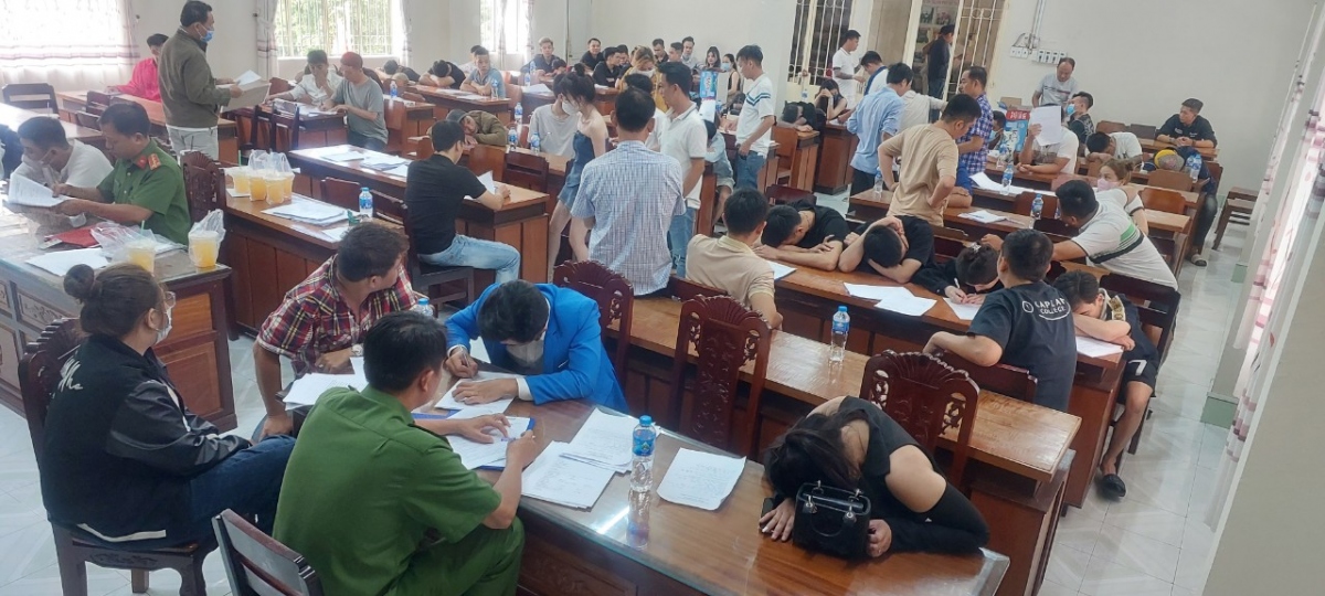 Cơ quan công an làm việc với các đối tượng đã sử dụng chất ma túy