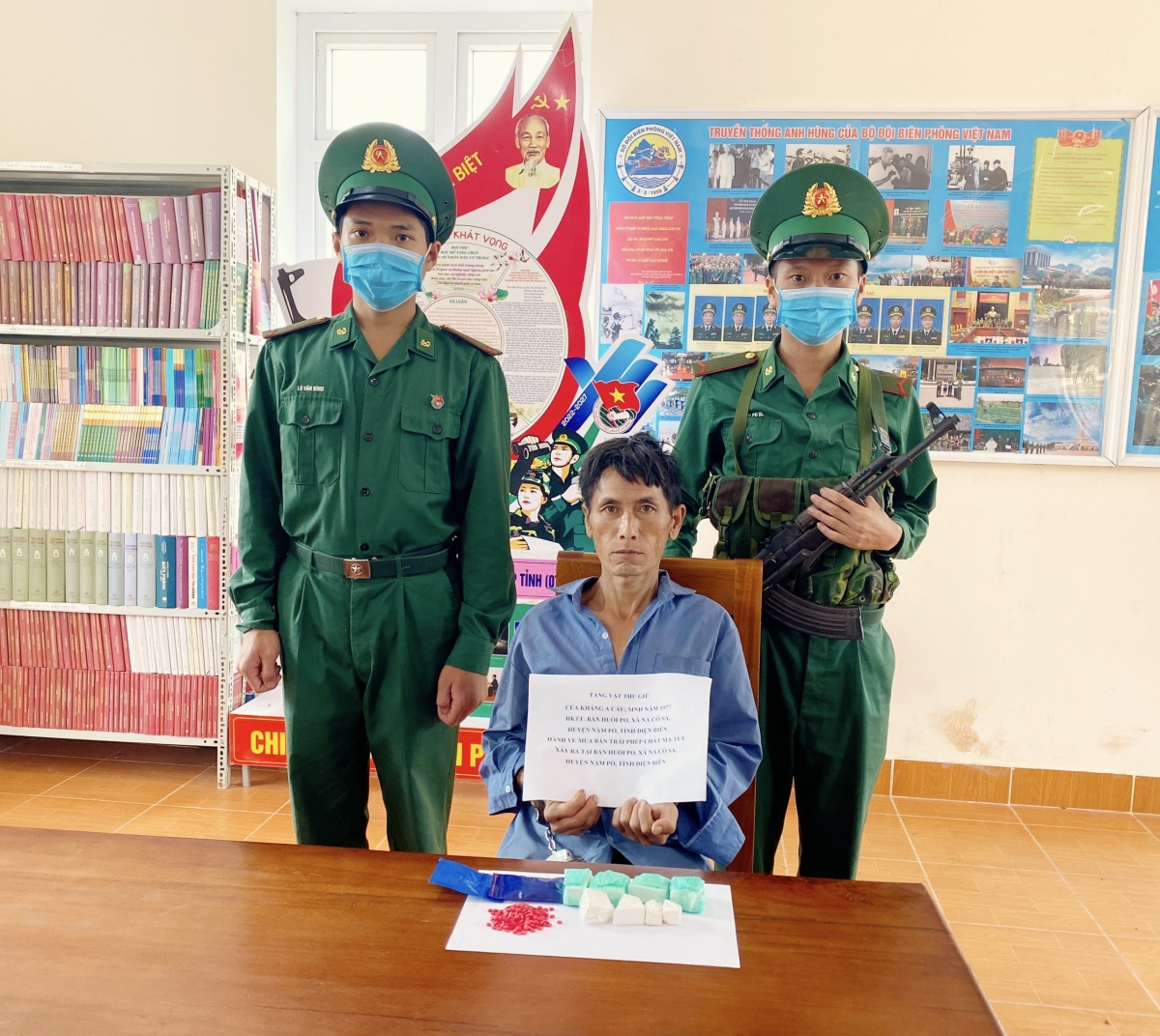 Đối tượng Kháng A Cấu và tang vật vụ án.
