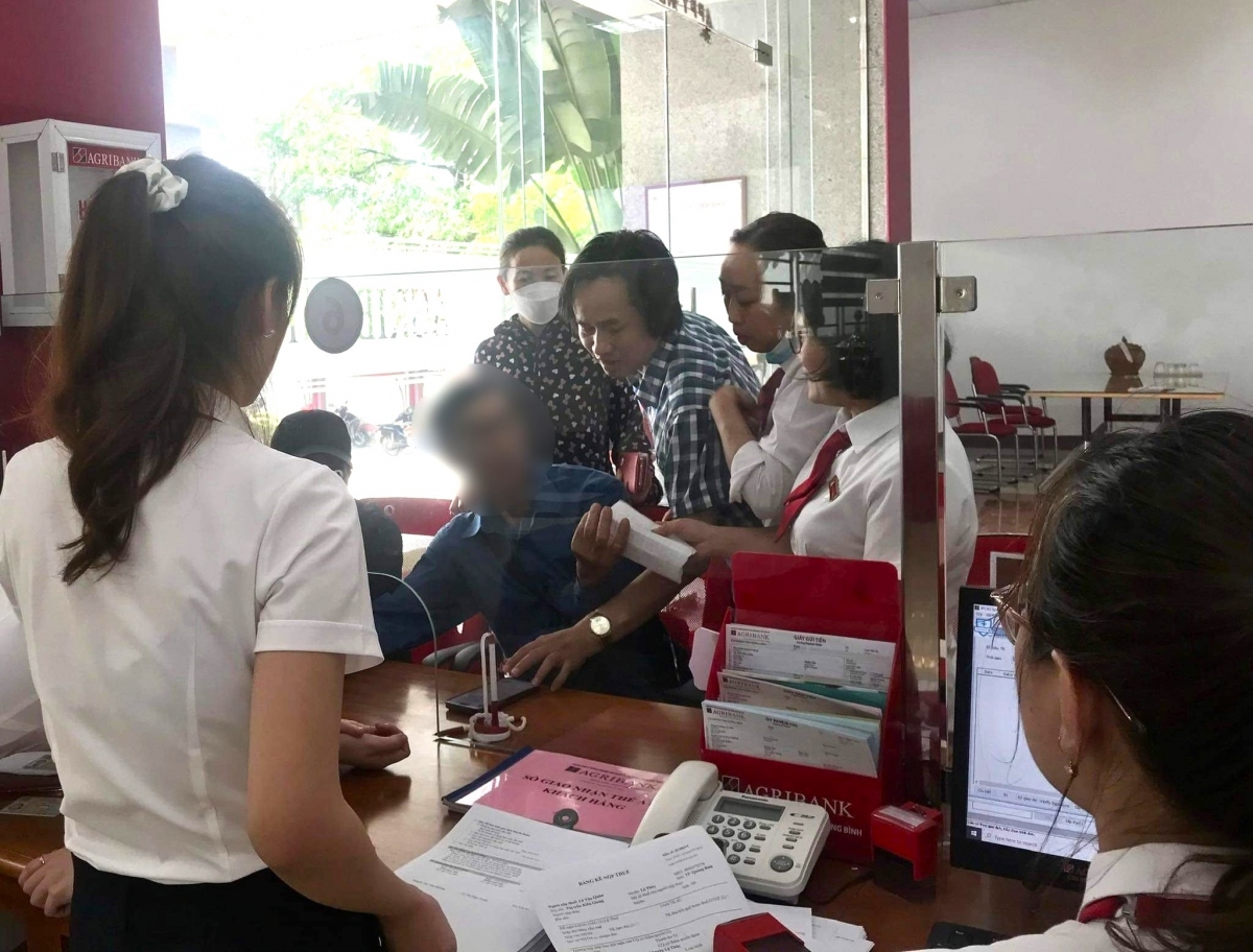 Một khách hàng bị lừa đảo chuyển tiền, được các nhân viên ngân hàng phát hiện và ngăn chặn kịp thời