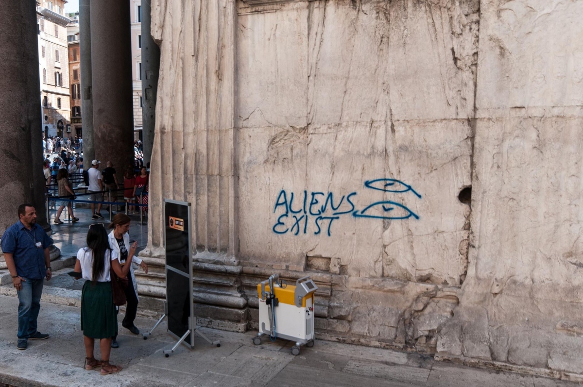 Một mảng tường di tích Pantheon ở Rome bị xâm hại. Nguồn: NurPhoto/Bloomberg