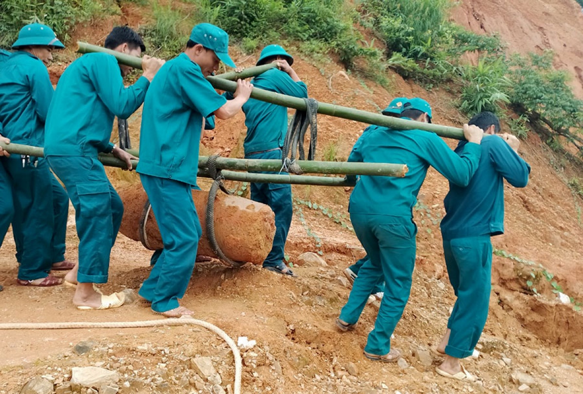 Các lực lượng chức năng di dời quả bom đến vị trí hủy nổ