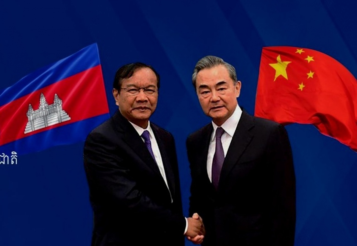 Phó Thủ tướng kiêm Bộ trưởng bộ Ngoại giao và Hợp tác quốc tế Prak Sokhon và Ngoại trưởng Trung Quốc Vương Nghị ( ảnh bộ Ngoại giao Campuchia)