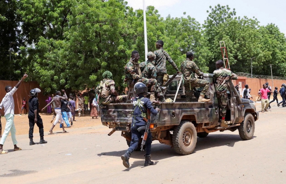 Lực lượng an ninh Niger giải tán người biểu tình. Ảnh: Reuters