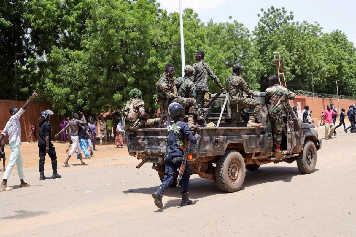 Lực lượng an ninh Niger giải tán người biểu tình (Ảnh: Reuters)