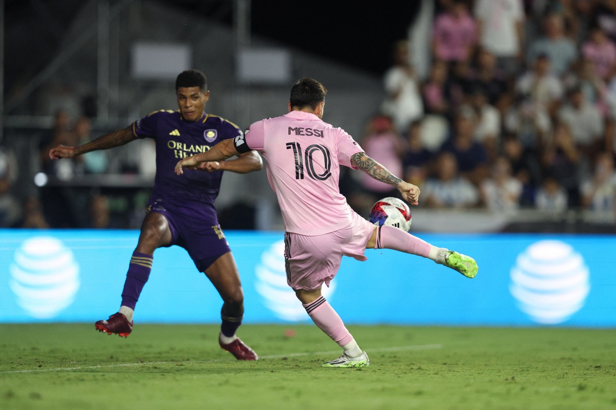 Pha ghi bàn bằng chân phải của Messi. (Ảnh: Reuters)