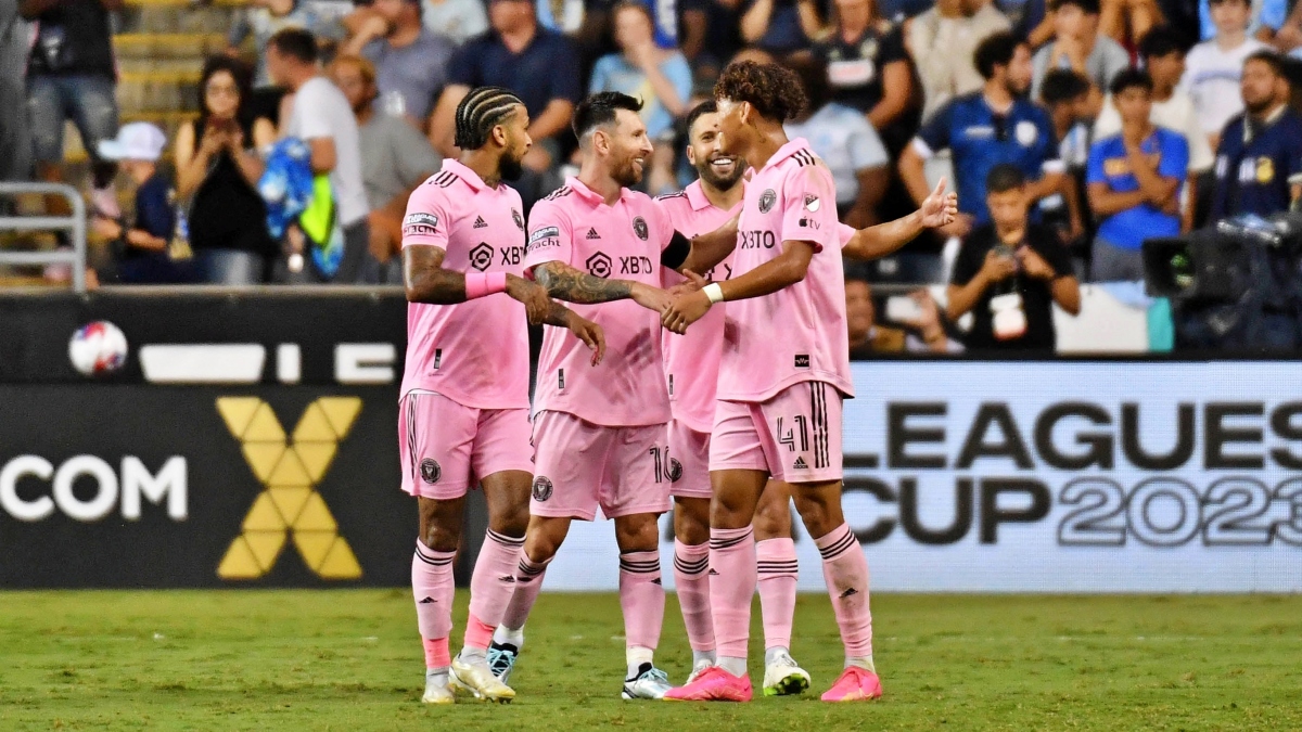 Messi ghi bàn thắng đẹp mắt cho Inter Miami (Ảnh: Reuters).