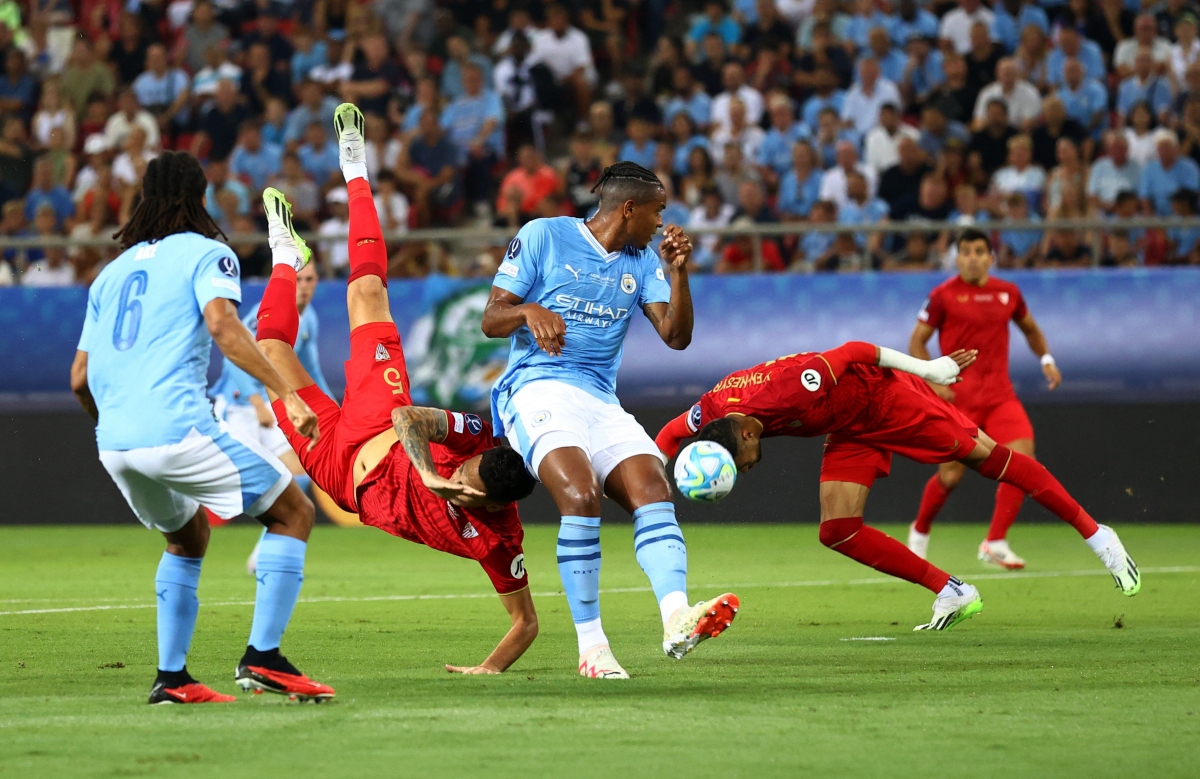 Nỗ lực bất thành của Ocampos. (Ảnh: Reuters)