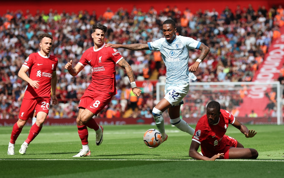 Bournemouth đang gây ra rất nhiều khó khăn cho Liverpool (Ảnh: Reuters)